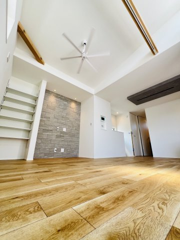 NATURAL EDGE― 松風台の静寂と美意識 ―の居間・リビング