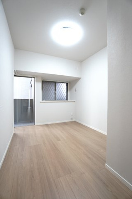 【洋室】 | 【上質リノベ】エイルヴィラ宇品神田ツインタワー | 【洋室約5.0帖】
居室にはクローゼットを完備。
自由度の高い家具の配置が叶うシンプルな空間です。
お子様の成長と人数と共に必要になる
子供部屋にもぴったりの間取りですね。