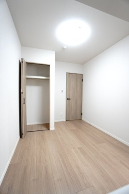 【洋室】 | 【上質リノベ】エイルヴィラ宇品神田ツインタワー | 【洋室約5.0帖】
こども部屋をコーディネート！このぐらいの広さがあれば、 
お子さんの好きな色やモチーフを使ったコーディネートで、
勉強もお片付けも全部楽しいお気に入りの空間にしていけそうですね！