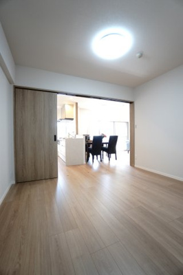 【洋室】 | 【上質リノベ】エイルヴィラ宇品神田ツインタワー | 【洋室約6.2帖】
在宅勤務・リモートワークの書斎や、
趣味やくつろぎのスペースとしても。
家族と一緒に楽しい時間を過ごす中にも、
一人でくつろげる時間と場所は特に良いですね。