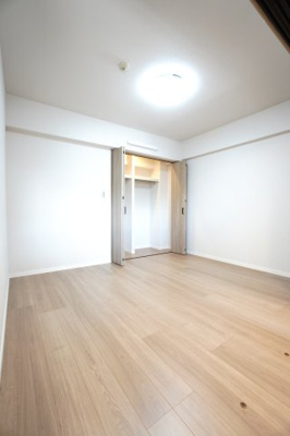 【洋室】 | 【上質リノベ】エイルヴィラ宇品神田ツインタワー | 【洋室約6.2帖】
将来、家族構成が変わった時等、第2子供部屋としても活用できそうですね！
勿論、エアコンの先行配管もしてあるので、壁付けのエアコン設置OKです！
快適な居室環境で過ごせそうです！