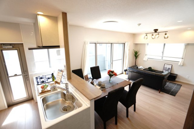 【居間・リビング】 | 【上質リノベ】エイルヴィラ宇品神田ツインタワー | 【約15帖LDK】
もう戻れない。知ってしまったら。
柔らかな光とグレージュモダンが調和する《CALMERA（カルメラ）》のリビング。
落ち着きと洗練を併せ持つ空間は、日常を上質なひとときへ！