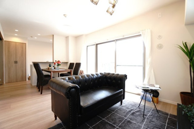 【居間・リビング】 | 【上質リノベ】エイルヴィラ宇品神田ツインタワー | 【約15帖LDK】
キッチンからすっと続くLDK。
ソファに座れば、自然と家族やお気に入りと時間を共有したくなる。
ここが、“暮らしの中心”。
窓からの光が穏やかに差し込み、何気ない日常さえも心地よい