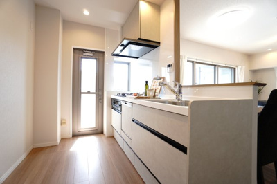 【キッチン】 | 【上質リノベ】エイルヴィラ宇品神田ツインタワー | 【キッチンスペース】
家族の顔を見ながら料理できる対面式。
勝手口と横窓が光と風を招き、キッチンはいつも爽やか。
パントリー付きで片づけ上手に。
作業台は広く、手元がほどよく隠れるカウンターで◎