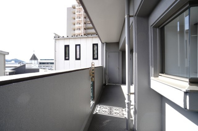 【バルコニー】 | 【上質リノベ】エイルヴィラ宇品神田ツインタワー | 現地（2025年9月5日9：00頃）撮影