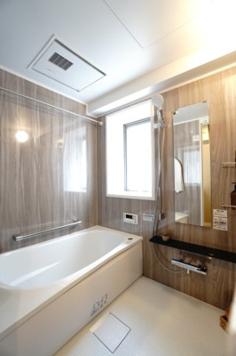 【浴室】 | 【上質リノベ】エイルヴィラ宇品神田ツインタワー | 【バスルーム】
TOTO社製RWシリーズは
「ゆるリラ浴槽」「カラリ床」で独自の技術によりバスタイムを
よりよく演出してくれます！
更に、浴室暖房乾燥機が標準設備！
お手入れが楽なシステムバスです。