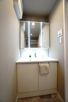 【独立洗面台】 | 【上質リノベ】エイルヴィラ宇品神田ツインタワー | 【コスメカウンター】
Panasonic社製！
「美ルックツインラインLED照明」は、
従来の照明より自然な肌の色に見える照明。
肌の色味を美しく引き立て、
洗面ボウルも広くメイクの時間をより素敵に。