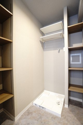 【独立洗面台】 | 【上質リノベ】エイルヴィラ宇品神田ツインタワー | 【パウダールーム】
嬉しい、タオル掛け付きの2段可動式のリネンラック。
しかも装着が楽なワンタッチ式の給水栓！
洗濯機置場はドラム式の洗濯機も入るサイズですが、
お手持ちのサイズが入るか要確認です！