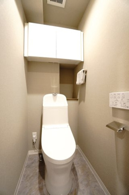 【トイレ】 | 【上質リノベ】エイルヴィラ宇品神田ツインタワー | 【レストルーム】
TOTO社製！きれいをまもるせいけつトイレ！
お掃除はサッとひとふきで完了！
少ない水で、汚れをしっかり洗い流します。
手洗い機能付きなので、もしもの時も慌てない！
キャビネット付！
