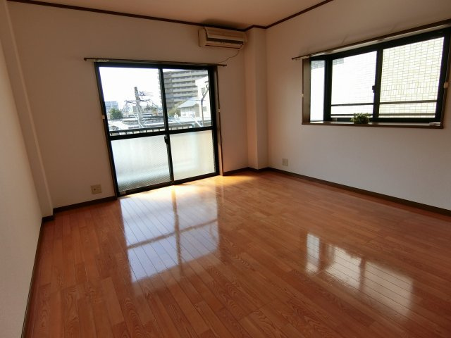 サンアップビルの洋室|こちらのリビングで趣味の時間をお楽しみください