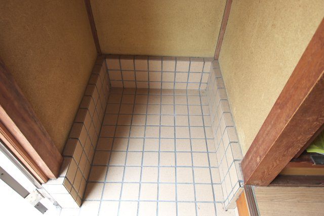 神垣アパート（古新開）の玄関