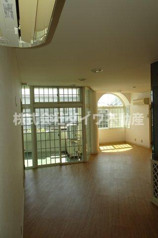 スクエアファースト岡崎の居間・リビング