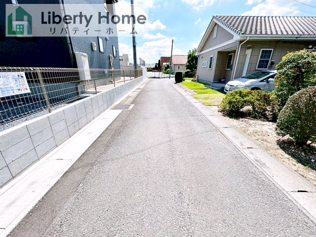 第1笠間市笠間　新築戸建　1号棟の前面道路含む現地写真