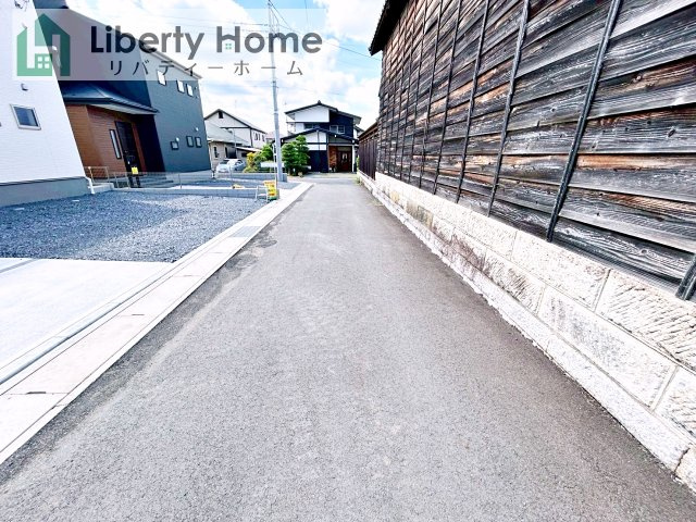 第1笠間市笠間　新築戸建　2号棟の前面道路含む現地写真
