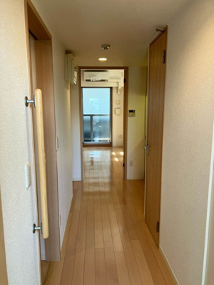 【玄関】 | ラフィーネたまプラーザ | 玄関から室内への景観です！右手にトイレ、左手に洗面所とバスルームがあります☆