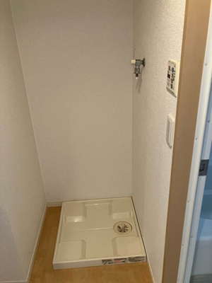 【設備】 | ラフィーネたまプラーザ | 洗面所内、洗髪洗面化粧台横にある室内洗濯機置き場です♪防水パンが付いているので万が一の漏水にも安心です！