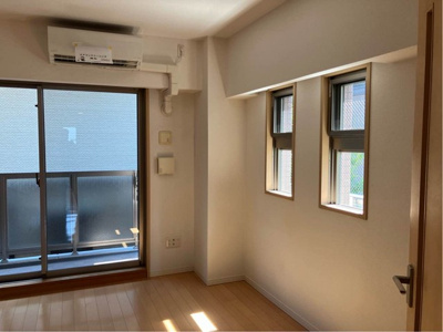 【洋室】 | ラフィーネたまプラーザ | 南東向き洋室9.3帖☆バルコニーに繋がる角部屋二面採光のお部屋です！エアコン付きで1年中快適に過ごせますね☆