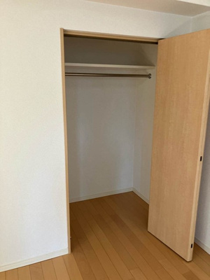 【収納】 | ラフィーネたまプラーザ | 洋室9.3帖のお部屋にあるクローゼットです♪大切なお洋服もしわにならないようにハンガーがけができます☆