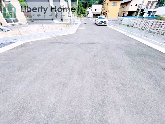 第1笠間市笠間　新築戸建　5号棟の前面道路含む現地写真
