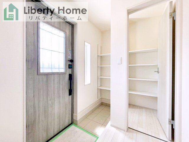 第1笠間市笠間　新築戸建　5号棟の玄関