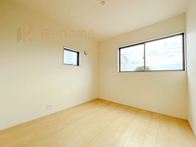 第1笠間市笠間　新築戸建て　2号棟の洋室|2面窓の風通しの良い洋室です♪差し込む暖かな陽当たりで、室内がくつろげる空間に早変わりです♪