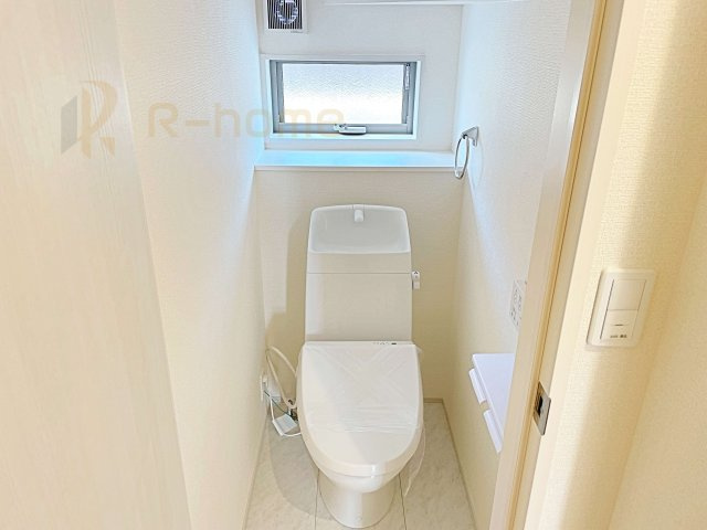 第1笠間市笠間　新築戸建て　2号棟のトイレ|温水洗浄便座付きのトイレ。
トイレが２ヵ所設置で朝の忙しい時間でも安心です。
