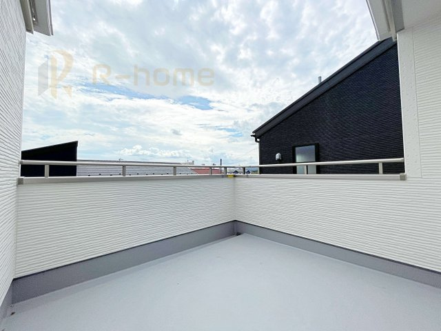 第1笠間市笠間　新築戸建て　2号棟のバルコニー|奥行きのあるバルコニーは、お子様をプールで遊ばせたり、カフェテラス風にしたり多目的に利用できます♪