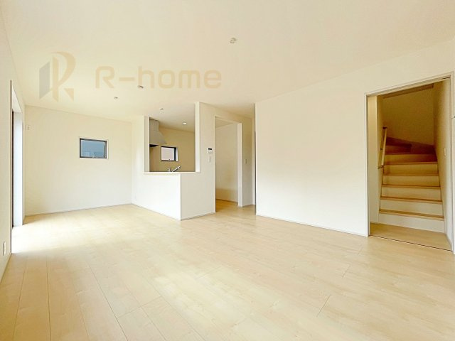 第1笠間市笠間　新築戸建て　2号棟の居間・リビング|広くて明るいＬＤＫ♪ ゆったりくつろげるリビングスペースで、ご家族皆様の笑顔が溢れます。