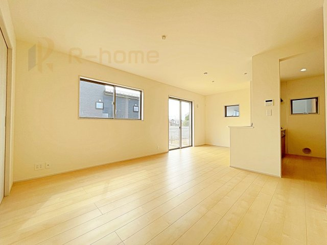 第1笠間市笠間　新築戸建て　2号棟の居間・リビング|たっぷりの陽光が注ぎ込む明るいリビング♪隣接の洋室を開放すると更なる大空間に変身♪