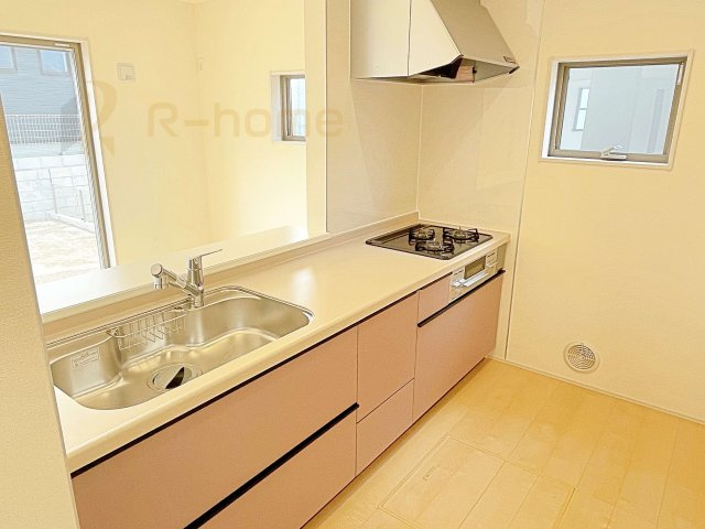 第1笠間市笠間　新築戸建て　2号棟のキッチン|料理をしながら家族とコミュニケーションが取れる対面式システムキッチン。