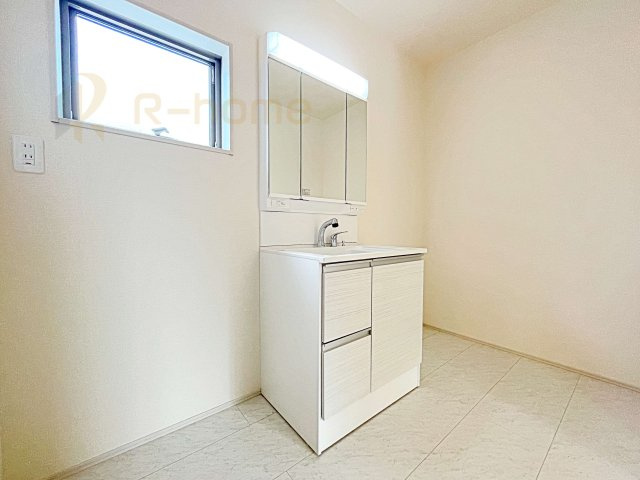 第1笠間市笠間　新築戸建て　2号棟の洗面所|清潔感溢れる洗面台は嬉しい三面鏡付き。洗剤や歯ブラシなどもすっきり収納できます♪