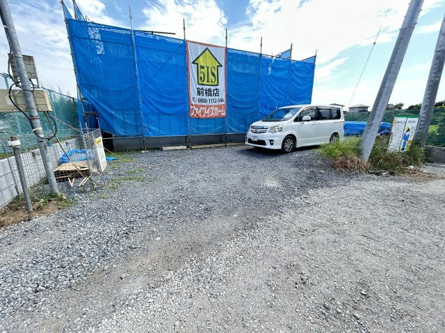 新築　吉岡町北下　4号棟の駐車場|現地写真　駐車スペースは建物西側に3台分可能です！