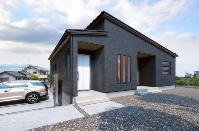 新築　吉岡町北下　4号棟の外観パース|　ポストと一体型のTVモニターホンでセキュリティ安心！嬉しい宅配ボックス付き♪