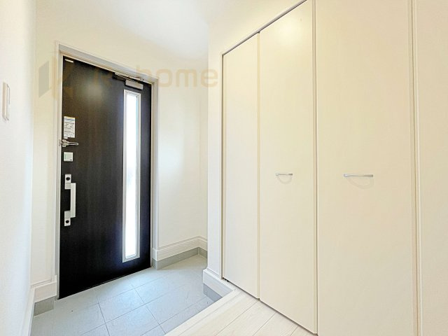 第1笠間市笠間　新築戸建て　3号棟の玄関|気持ちよくご家族やゲストを送迎できる穏やかな雰囲気の玄関♪大きな下駄箱で玄関廻りスッキリ♪