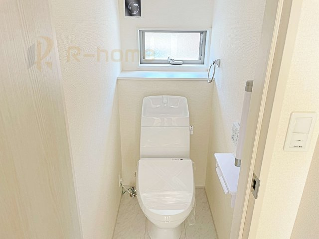 第1笠間市笠間　新築戸建て　3号棟のトイレ|温水洗浄便座付きのトイレ。
トイレが２ヵ所設置で朝の忙しい時間でも安心です。