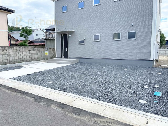 第1笠間市笠間　新築戸建て　3号棟の駐車場|カースペースは3台完備。ゲスト用のスペースも確保できますね♪