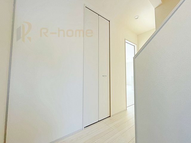 第1笠間市笠間　新築戸建て　3号棟の収納|掃除機などの収納に便利なホール収納！