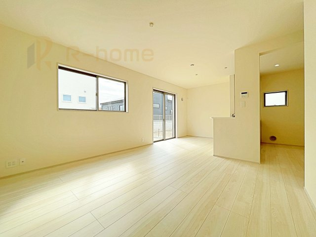 第1笠間市笠間　新築戸建て　3号棟の居間・リビング|広くてとっても明るいLDK！ストック品などの収納に便利なパントリー付き♪