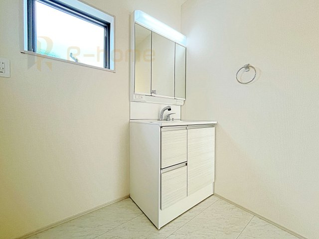 第1笠間市笠間　新築戸建て　3号棟の洗面所|清潔感溢れる洗面台は嬉しい三面鏡付き。洗剤や歯ブラシなどもすっきり収納できます♪