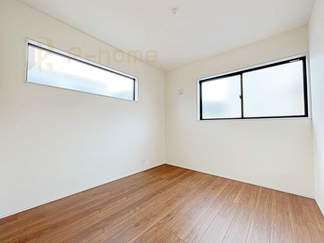 第1笠間市笠間　新築戸建て　4号棟の洋室|2面窓の風通しの良い洋室です♪差し込む暖かな陽当たりで、室内がくつろげる空間に早変わりです♪