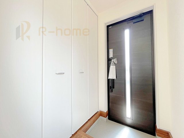 第1笠間市笠間　新築戸建て　4号棟の玄関|気持ちよくご家族やゲストを送迎できる穏やかな雰囲気の玄関♪大きな下駄箱で玄関廻りスッキリ♪