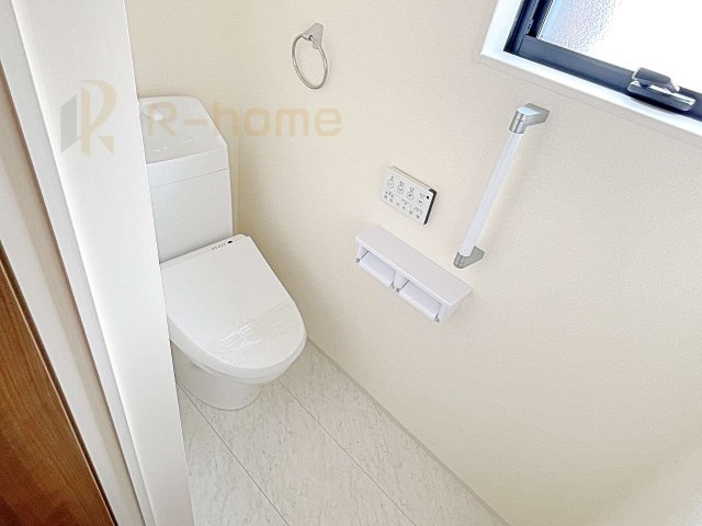 第1笠間市笠間　新築戸建て　4号棟のトイレ|小窓が付いた明るいトイレ♪
温水洗浄便座付きです。