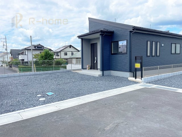 第1笠間市笠間　新築戸建て　4号棟の駐車場|カースペースは3台完備。ゲスト用のスペースも確保できますね♪