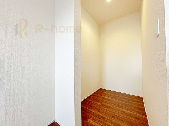 第1笠間市笠間　新築戸建て　4号棟の収納|キッチンにはパントリーを設置！キッチン回りの整理整頓の悩みも解決♪