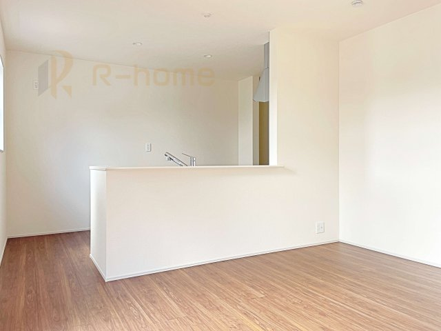 第1笠間市笠間　新築戸建て　4号棟のキッチン|対面式で会話をしながら家事ができます♪