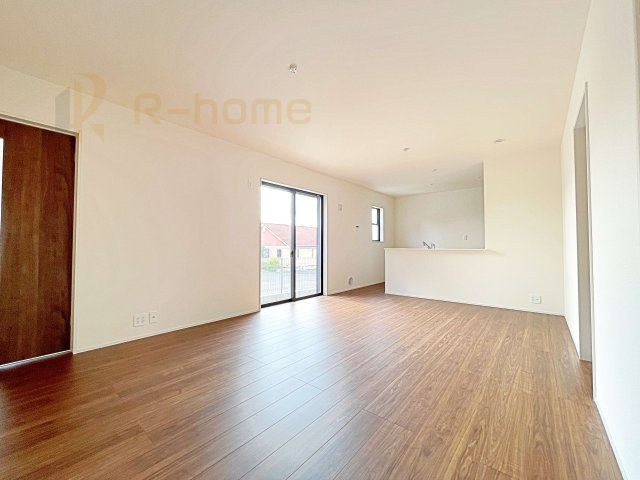 第1笠間市笠間　新築戸建て　4号棟の居間・リビング|広くて明るいＬＤＫ♪ ゆったりくつろげるリビングスペースで、ご家族皆様の笑顔が溢れます。