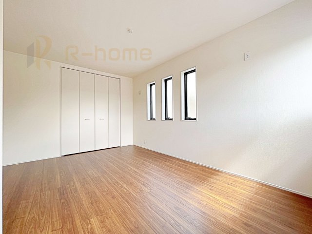 第1笠間市笠間　新築戸建て　4号棟の洋室|全居室に収納を完備♪スッキリとした快適な居住空間を確保！