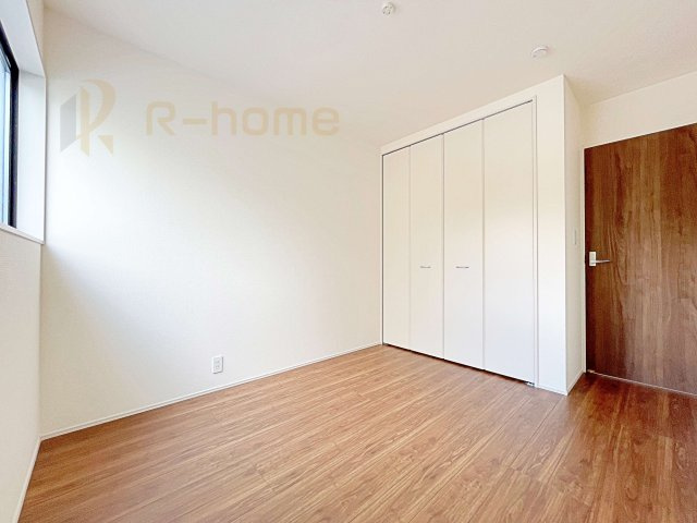 第1笠間市笠間　新築戸建て　4号棟の洋室|どんな部屋家具も合わせやすいシンプルな洋室！
たっぷりの日差しと心地よい風が舞い込む住まい♪