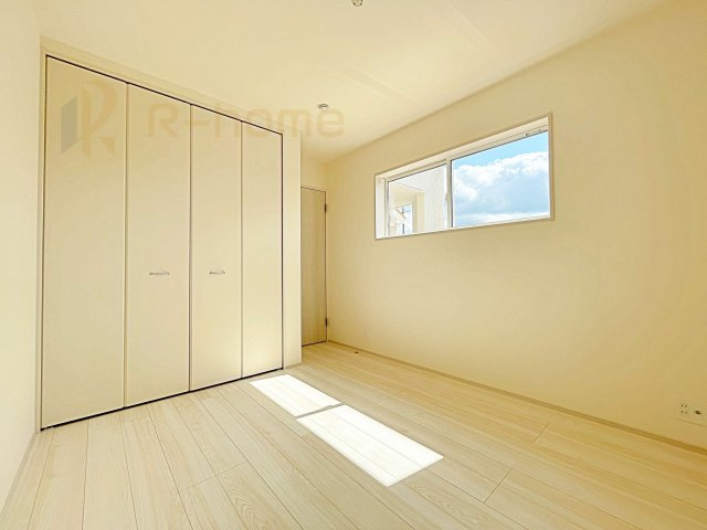 第1笠間市笠間　新築戸建て　5号棟の洋室|どんな部屋家具も合わせやすいシンプルな洋室！
たっぷりの日差しと心地よい風が舞い込む住まい♪
