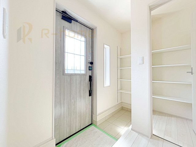 第1笠間市笠間　新築戸建て　5号棟の玄関|玄関には便利なシューズクロークを設置。たっぷり収納できて玄関周りスッキリ広々♪